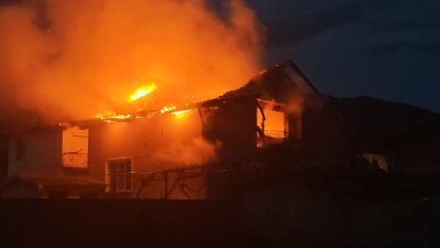Мълния причини пожар и изпепели къща в Мъглиж