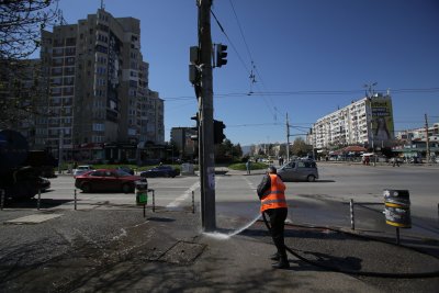 Продължава миенето на подлези и училищни дворове в София