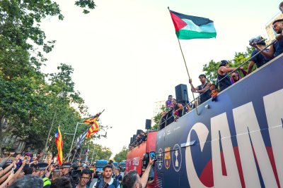 Ламин Ямал привлече внимание с жест по време на шампионския парад на Барселона