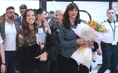 DARA превърна летище "Васил Левски" в сцена: Мечтайте смело, работете и вашият труд ще се отплати