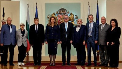 Илияна Йотова връчи Почетния знак на президента на изтъкнати културни дейци