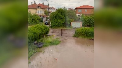 Проливен дъжд наводни къщи, улици и автомобили в бургаския квартал &bdquo;Лозово&ldquo;