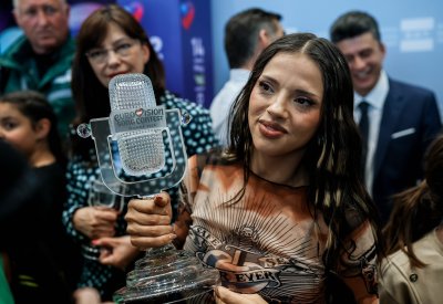 "Историческа и смазваща победа": Европа говори за DARA след триумфа на Евровизия