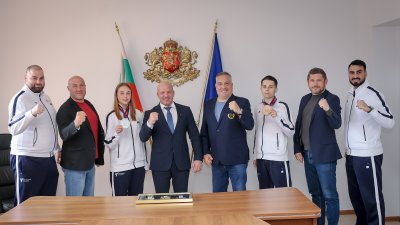 Министър Керязов награди таекуондистите Ерика Карабелева и Християн Георгиев