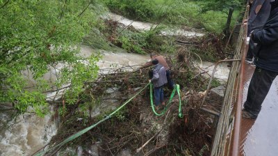 В Тетевен спасиха коне от придошлите води на река Бели Вит