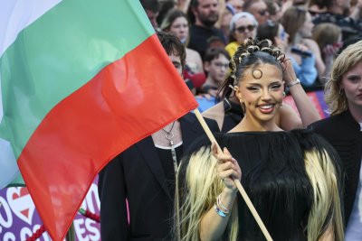 Кукерска рокля с гол гръб или как беше създаден костюмът на DARA за тюркоазения килим във Виена