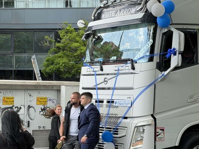 С тир-влекач на бала: Абитуриент от Бургас впечатли съученици и гости