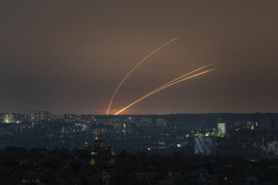 Войната в Украйна: Над 300 сгради поразени при руска атака срещу Киев