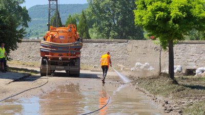 След наводнението: Годна ли е водата за пиене в Севлиево?
