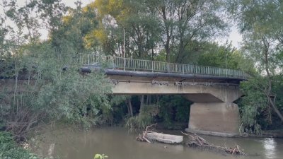 След водното бедствие: Има опасност да рухне мост и да откъсне две села