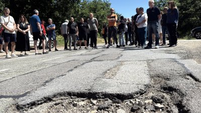 Жители на Средногорово блокираха пътя заради опасни дупки