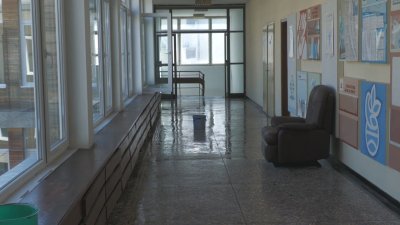 Болницата в Трявна е наводнена: Има опасност лабораторията да затвори