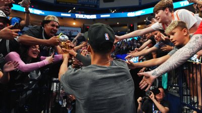 Виктор Уембаняма обра овациите с MVP на финалите на Запад в НБА (ВИДЕО)