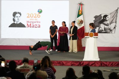 Президентът на Мексико подари мястото си за откриването на Мондиал 2026 на млада футболна фенка