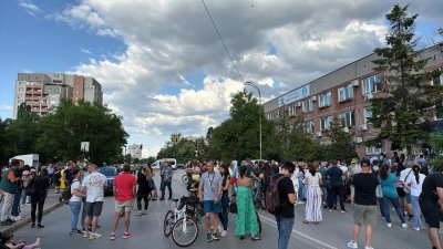Жители на &bdquo;Младост&ldquo; отново на протест срещу строежа на 75-метровата сграда