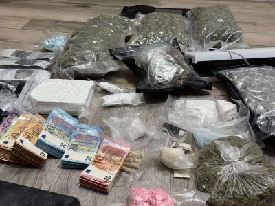 Повече от 1 кг кокаин, над 2,5 кг марихуана и около 1000 амфетаминопроизводни хапчета са открити при полицейска операция в София