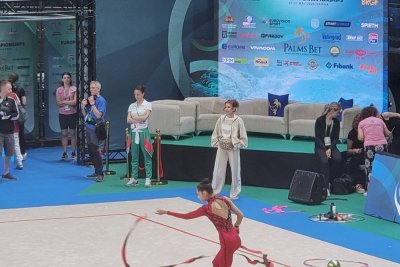 Илиана Раева изгледа подиум тренировката на българките преди еврошампионата по художествена гимнастика