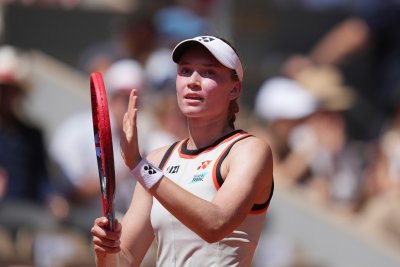 Елена Рибакина стартира похода си на Ролан Гарос с чиста победа