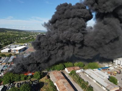 Пожарът в базата за отпадъци край Стара Загора е напълно овладян и загасен