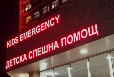 Момчето пострадало при падане от петия етаж на блок в