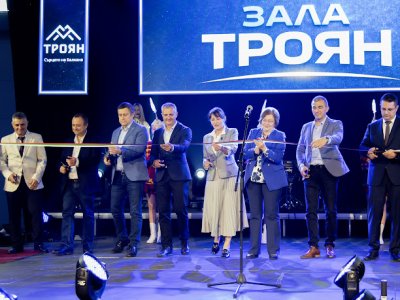 Заместник-министърът на младежта и спорта Юлия Тодорова откри новата спортна зала в Троян