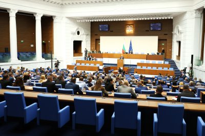 Процедурата по свръхдефицит: Властта с мерки за ограничаване на разходите