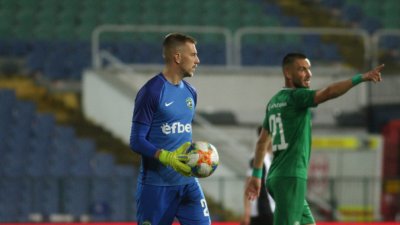 Пламен Илиев застава на вратата на Спартак Варна