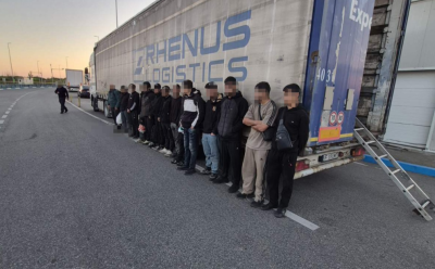 Fourteen Migrants Detained in a Truck at Danube Bridge 2; Driver Was Carrying a Fake Bulgarian ID Card