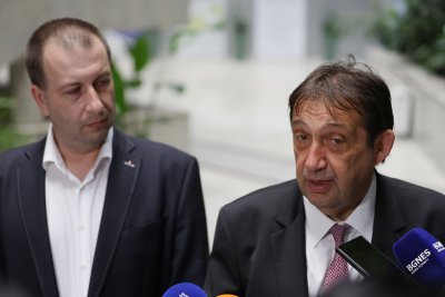 Ремонтните дейности по укрепване на свлачището в участъка между Симитли