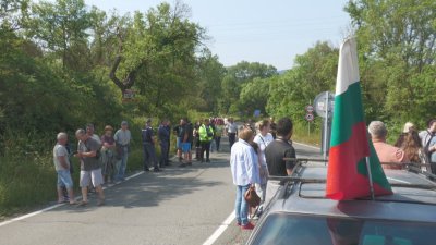 Недоволство заради липса на ремонт: Жители на бургаски села излязоха на протест