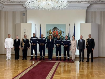 Президентът Йотова награди пожарникарите, гасили автобуса на "Челопешко шосе"