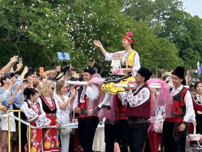 Хиляди туристи изпълниха Казанлък за кулминацията на Празника на розата