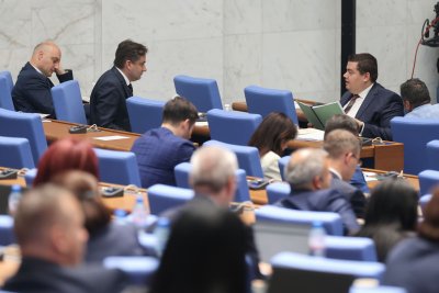 Реакции в парламента на намерението на кабинета да спре част от военната помощ за Украйна