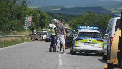 Мъж и жена са в болница след тежка верижна катастрофа край Лясковец (СНИМКИ)
