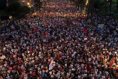 Вече десет дни албански граждани се събират на централния площад