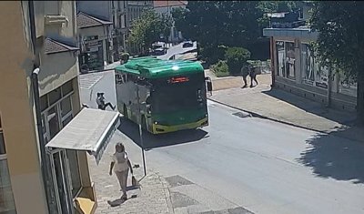 Опасен инцидент заснеха камерите от видеонаблюдението в Хасково Мъж с