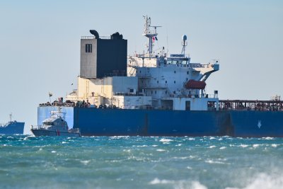 Британските въоръжени сили задържаха кораб на руския сенчест флот в Ламанша