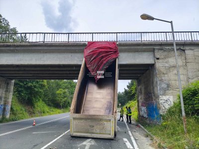 Самосвал с вдигнат кош удари мост край Китен (СНИМКИ)