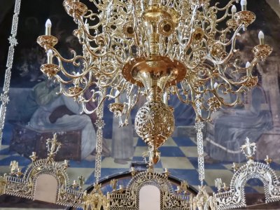 Над 600 килограмов месингов полилей бе монтиран под централния купол