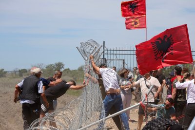 Около 200 протестиращи албанци събориха днес части от металната ограда