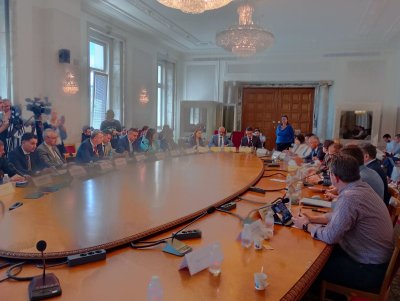 С гласовете на управляващите Бюджетната комисия реши да разреши на