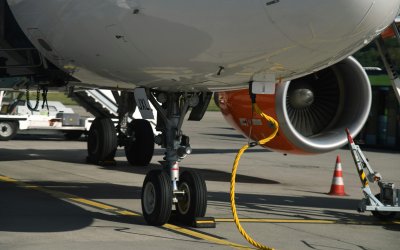 Доставките на авиационно гориво за летищата в София Варна и