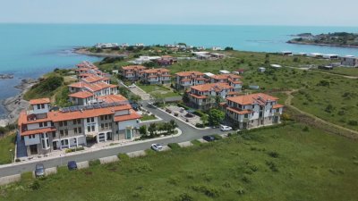 Собственици на апартаменти в комплекс край Царево се оплакват от липса на вода и ограничен достъп до имотите си