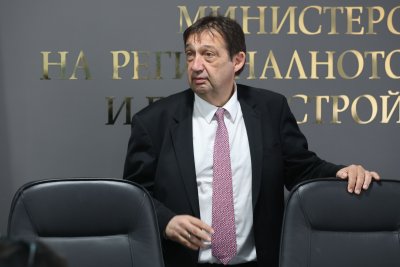 НА ЖИВО: Регионалният министър представя екипа си