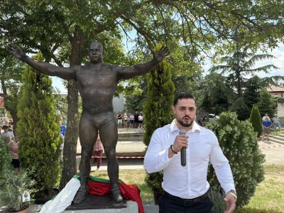 Паметник на олимпийския шампион по вдигане на тежести Милен Добрев беше открит в село Житница