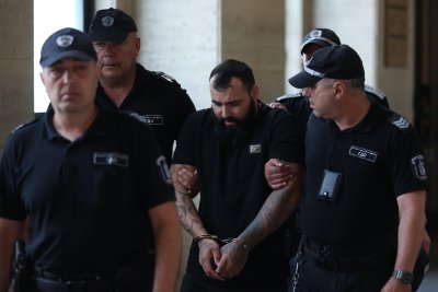 Шофьорът, ударил се в автобус на "Челопешко шосе", остава в ареста