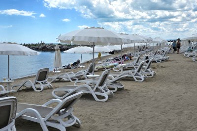 Цената на сянката на плажа по родното Черноморие е доста