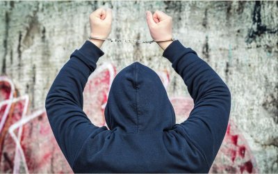 Пребиха 46-годишен мъж в двора на училище в Карнобат