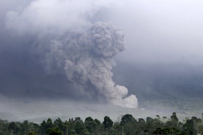 Изригване на вулкана Семеру е причинило тежки изгаряния на миньор