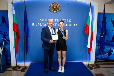 Енчо Керязов награди европейската вицешампионка по карате Теодора Цанева